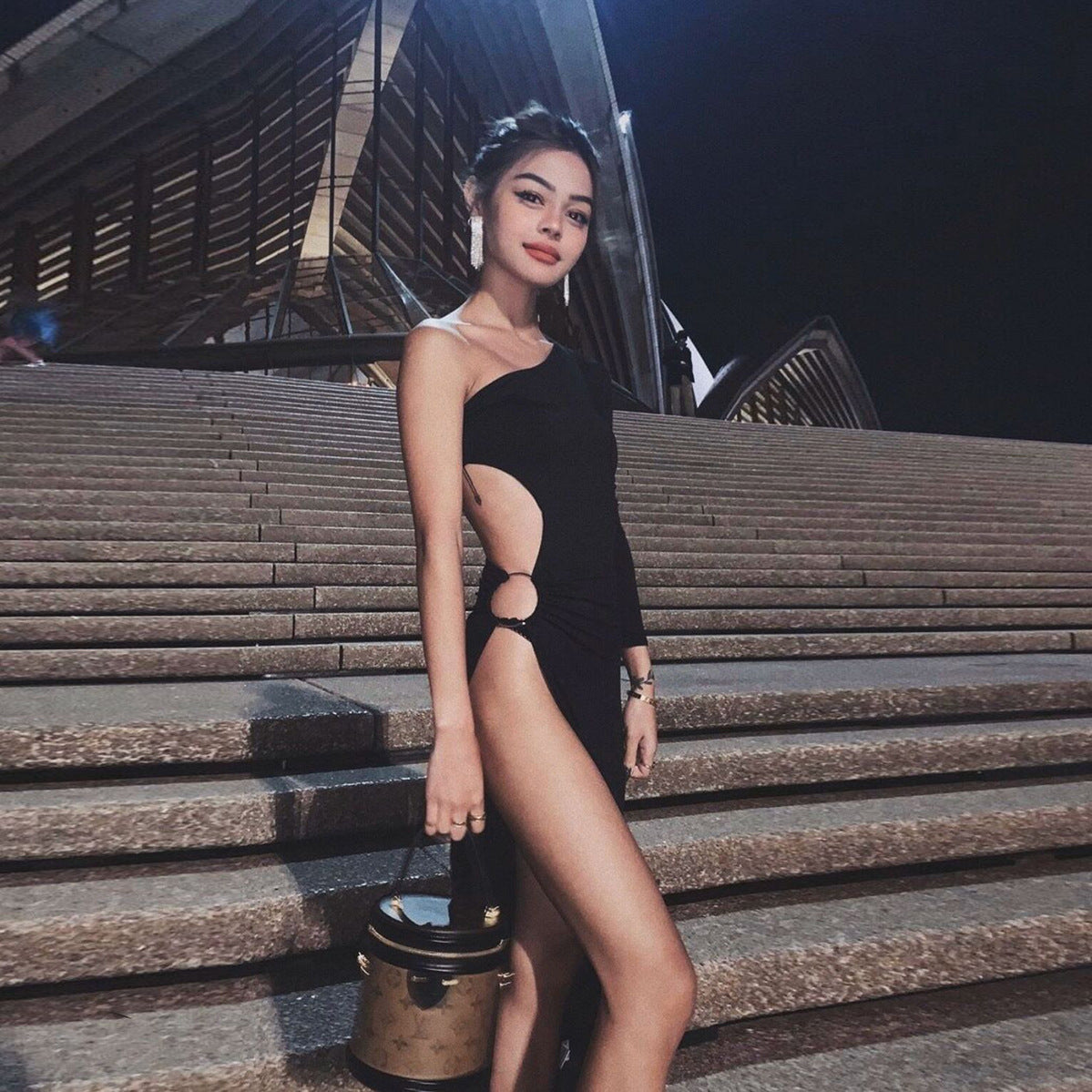 Vestido largo de un hombro con manga larga y abertura lateral – Glamour y sensualidad para noches especiales